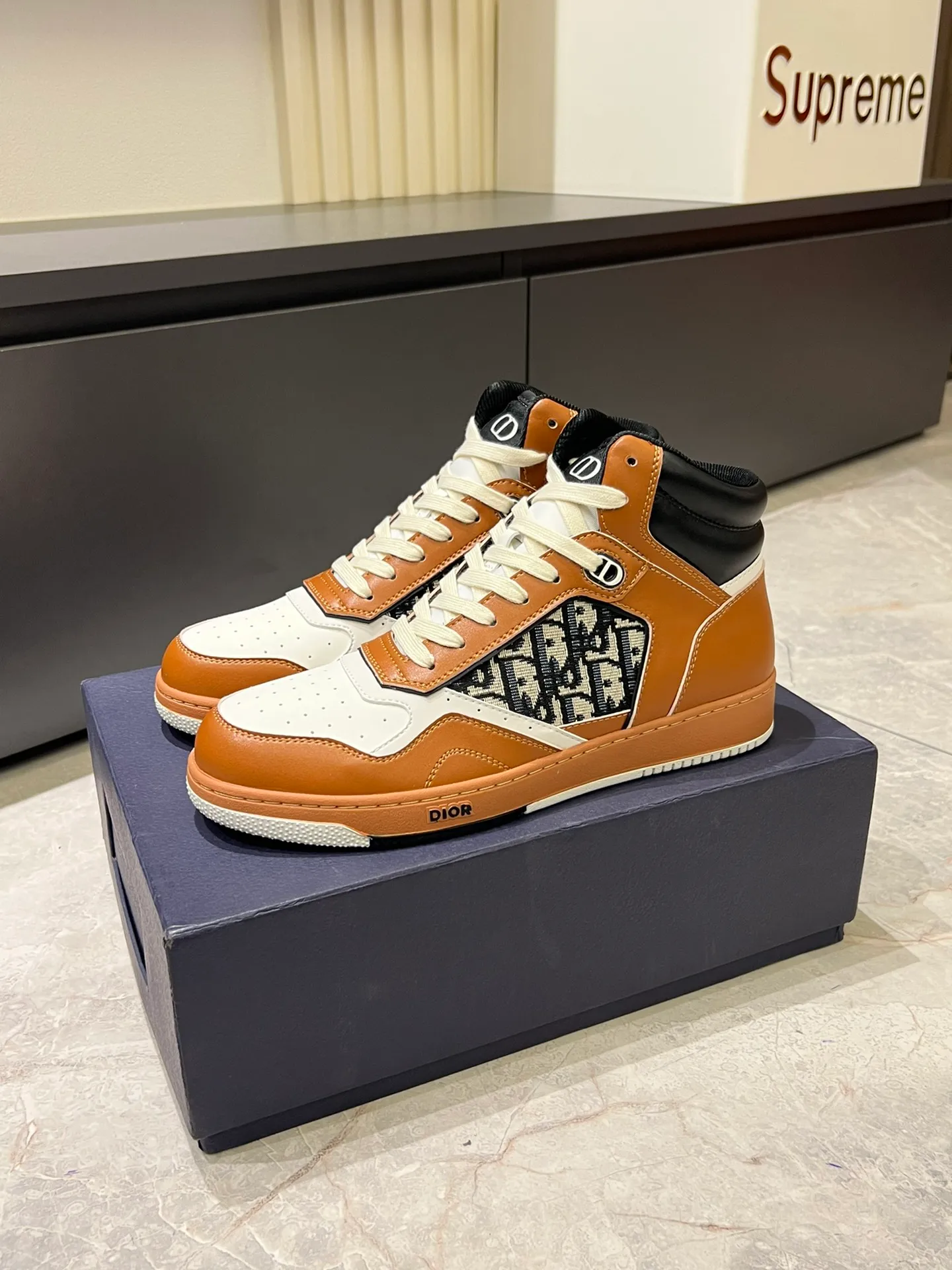 Men's shoes 💰p460 "Dio*" mid-top B27 casual sneakers. This B27 high-top sneaker is a new product in the series and continues Di*r's classic style. Crafted from gray and white smooth calf leather with beige and black Oblique print panels on the sides. The "CD Icon" shaped shoelace eyelets are clever and delicate, and the two-color rubber sole, rear collar and heel are all equipped with the brand's iconic details to enhance the style. Oblique printed straps at the ankle allow for an adjustable fit to complement the overall design. Fashionable and versatile, it can complement any look. Create an exquisite design with unique dynamic vitality and modern atmosphere, presented in low-top and high-top styles. This new must-have shoe adds a new dimension to Dior's archive heritage, embodying modern elegance. Purchase the original version and make it 1:1. If you need top quality, please come to me! Male 38-44!